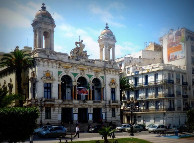 Le théâtre qui fait doucement sourire Houari Chaila