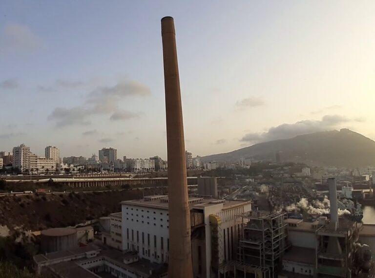 La cheminée de la centrale thermique du Ravin Blanc