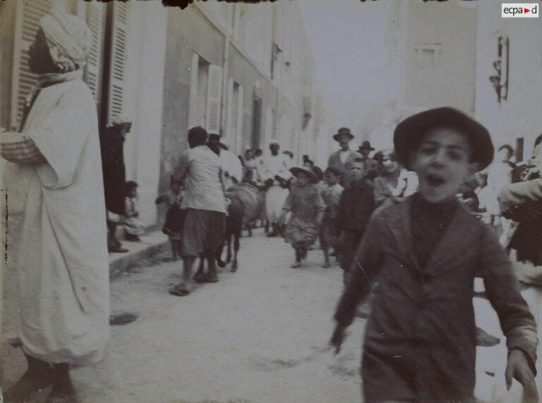 Oran, rue de Wagram. Arabes promenant le taureau (enfants juifs)