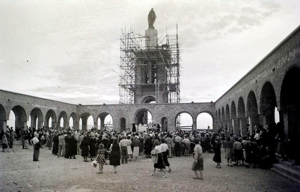 Echafaudages autour du clocher de la basilique de Santa-Cruz à Oran