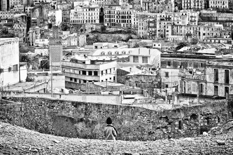 Ramzy Bensaadi regarde Oran